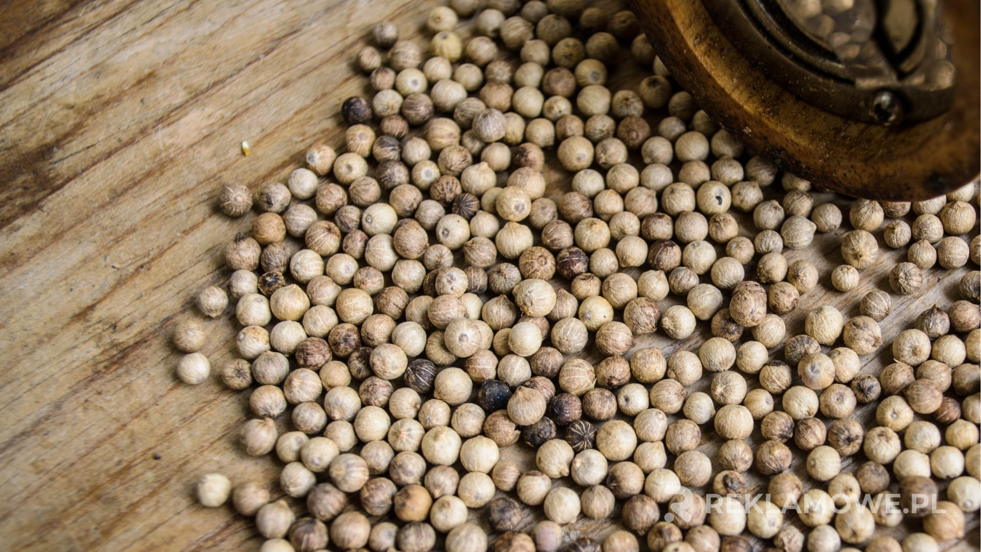 Młynki reklamowe na tle biurka